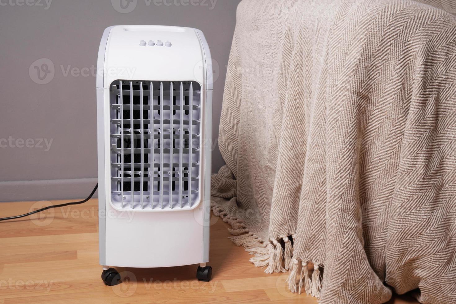 enfriador de aire portátil y humidificador en la sala de estar foto