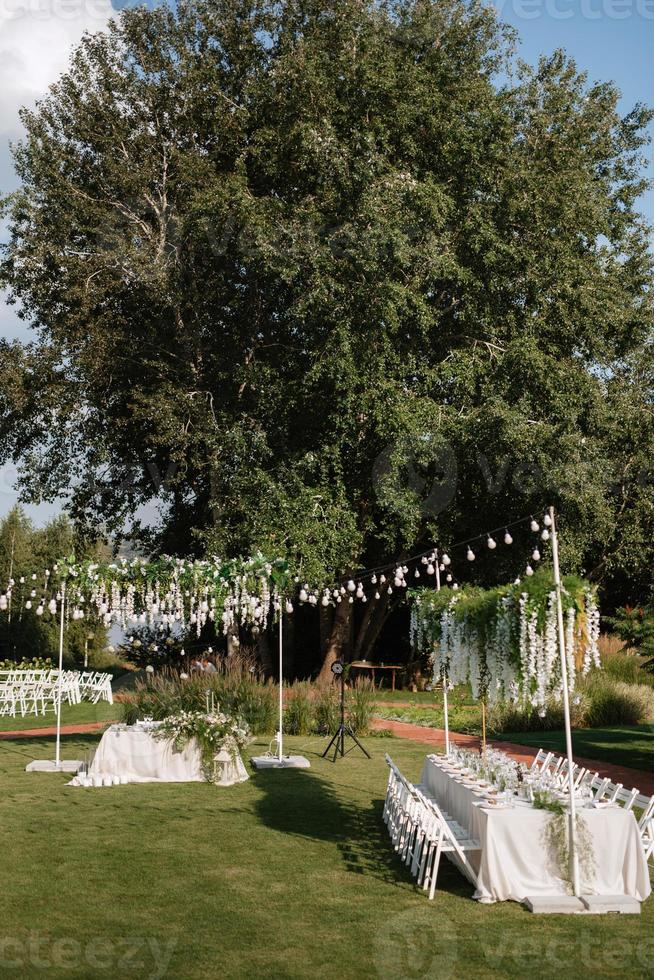 Banquet in the garden for a wedding photo