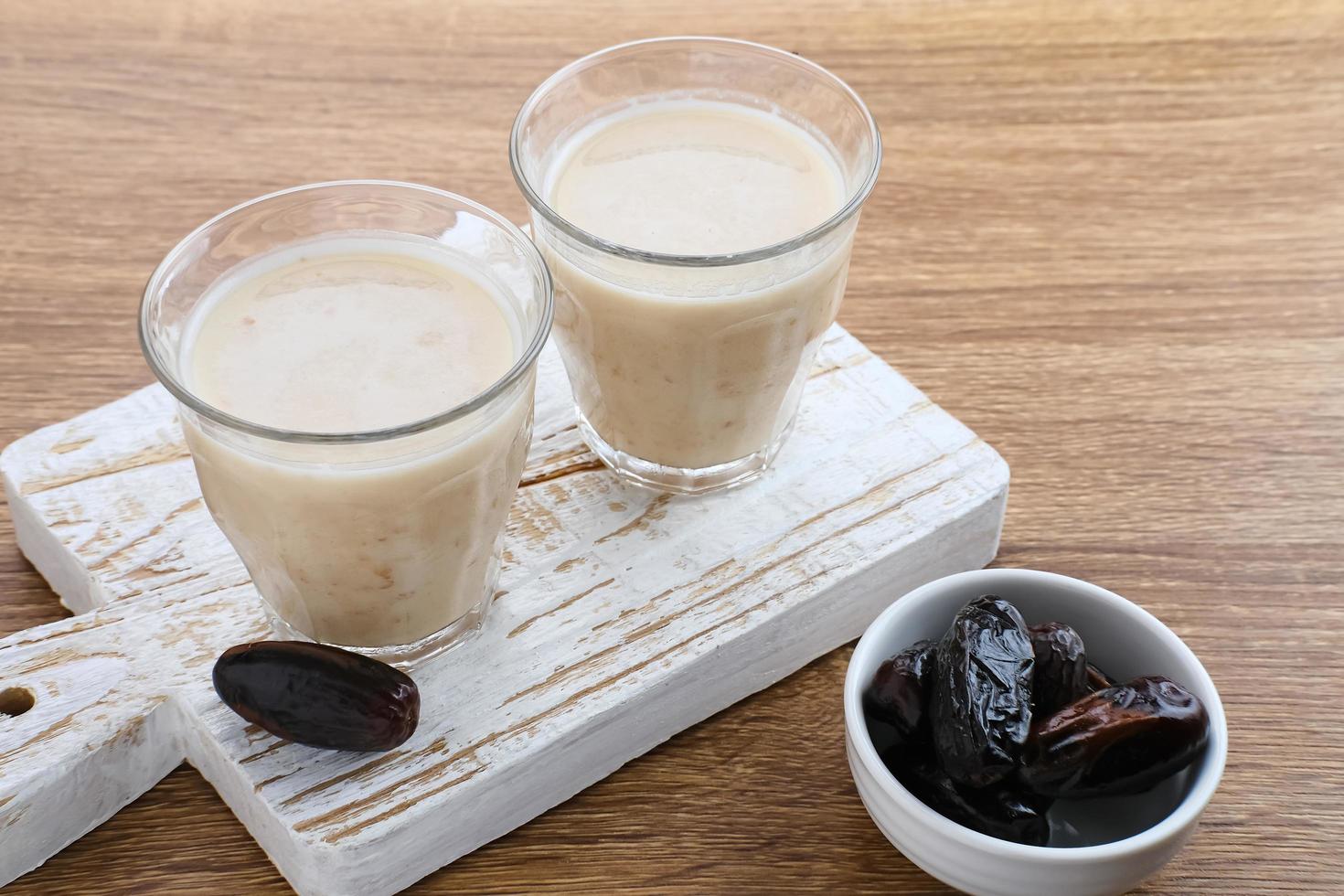 susu kurma o batido de frutas de dátiles hecho con leche y dátiles foto