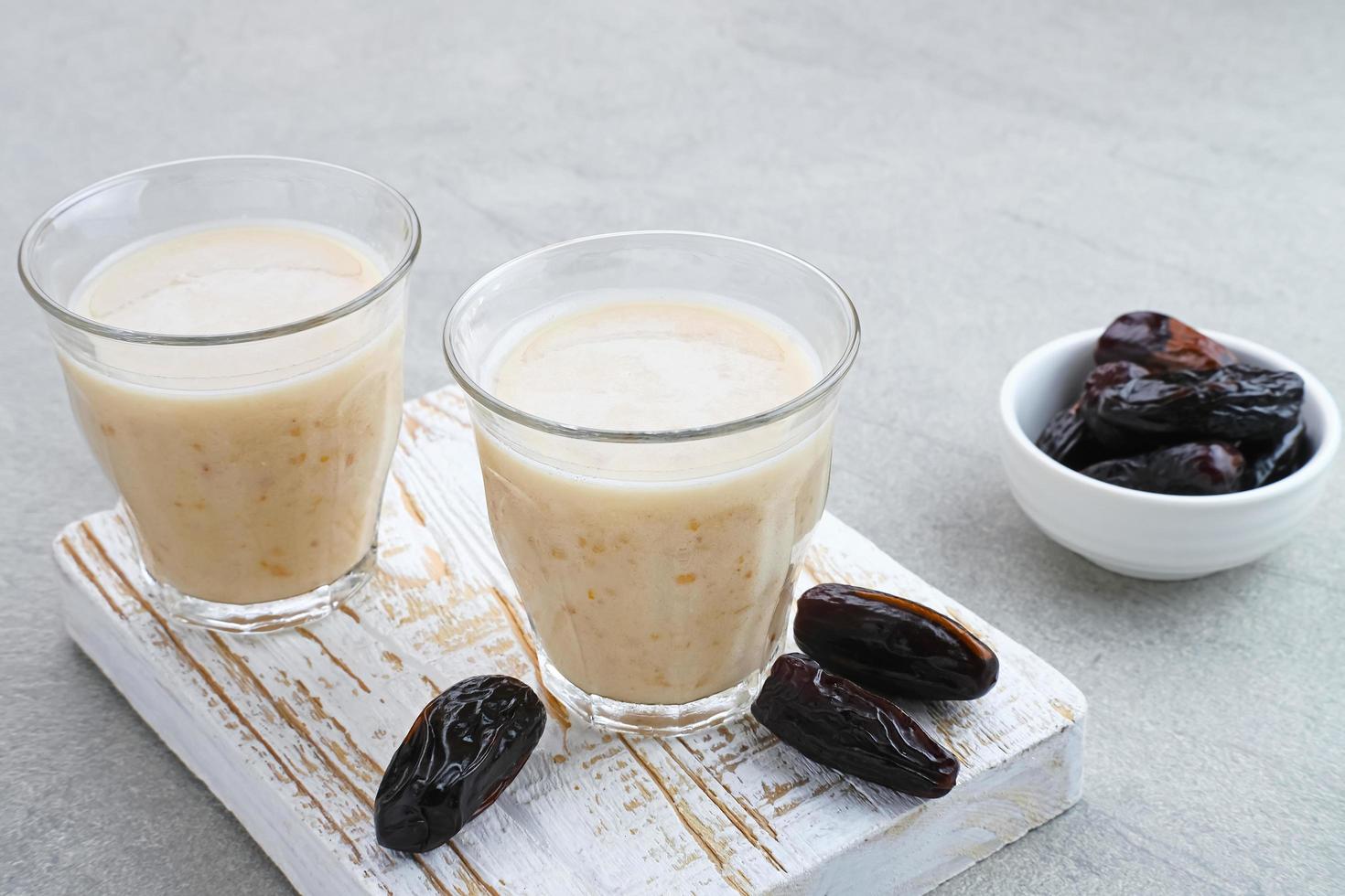 susu kurma o batido de frutas de dátiles hecho con leche y dátiles foto