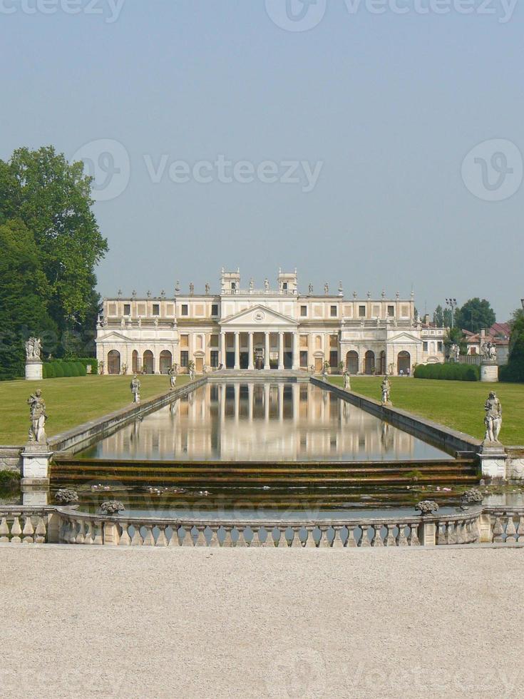 jardín antiguo de la villa pisani en padua padova en veneto, norte foto