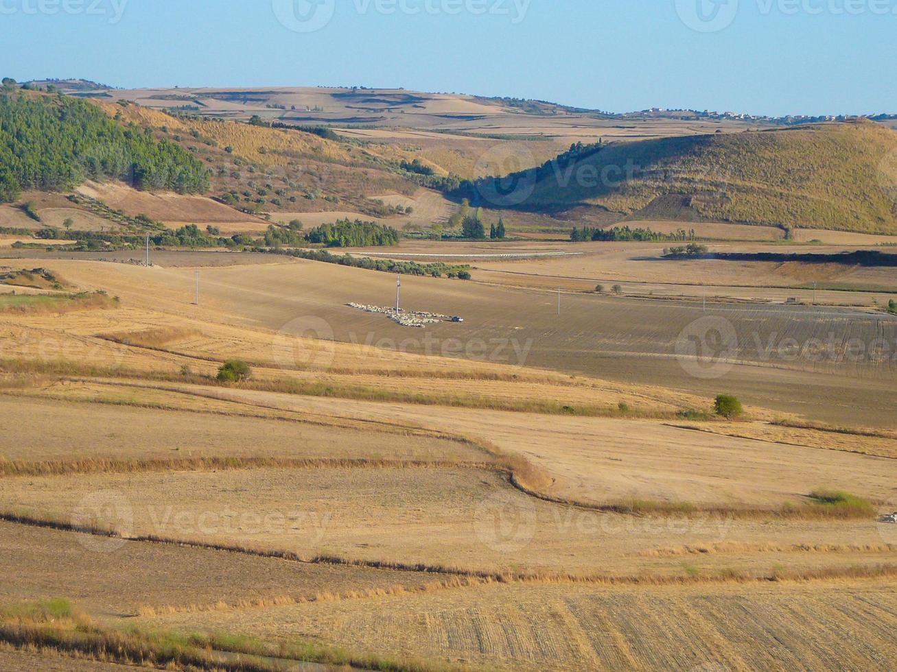 ruinas del antiguo edificio megalítico sunuxi nuraghe en cerdeña, foto