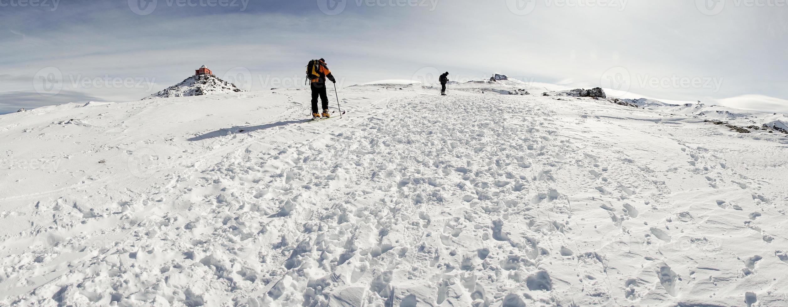 gente haciendo esquí de fondo en sierra nevada foto