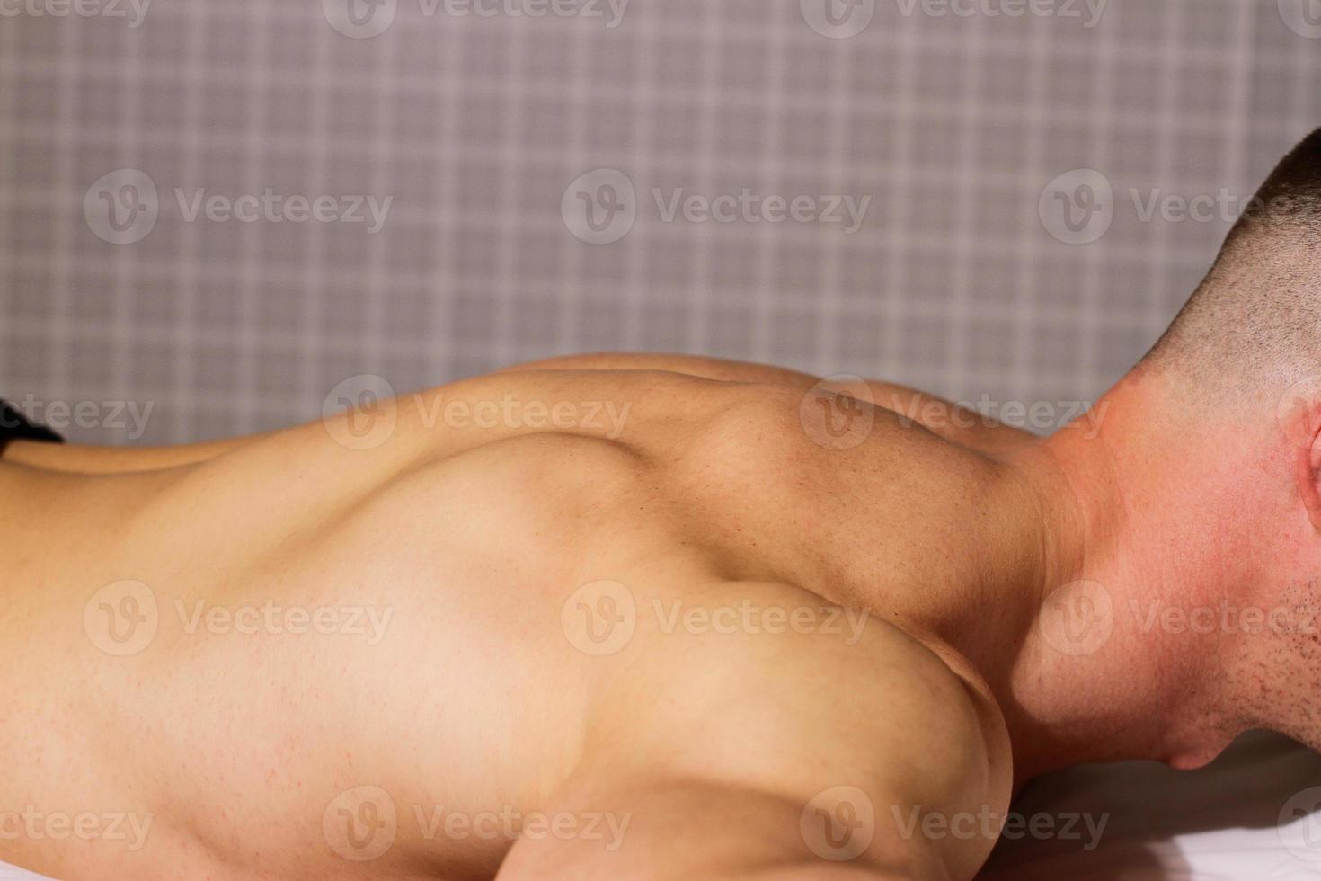 espalda de hombre, cuerpo de deportista, masaje foto