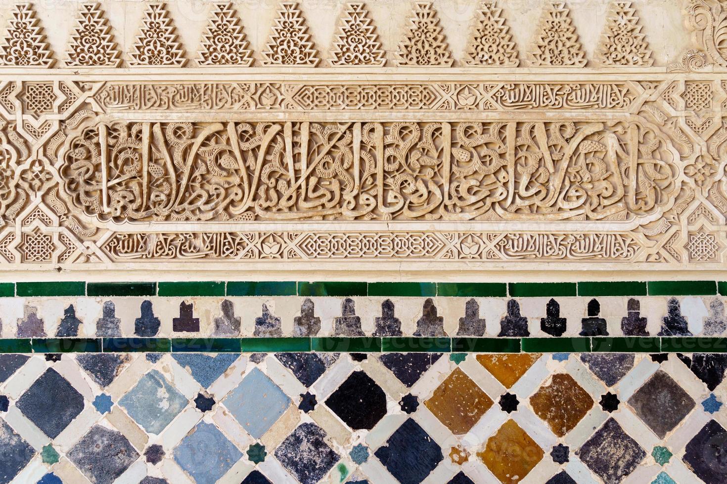 Paredes de cerámica en la alhambra de granada. foto