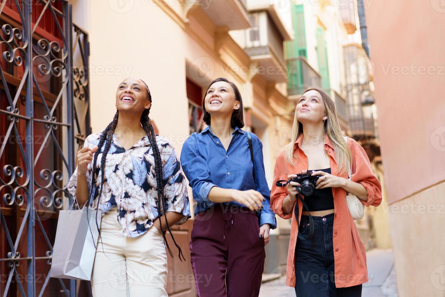 diversas mujeres con estilo divertidas cerca del edificio foto