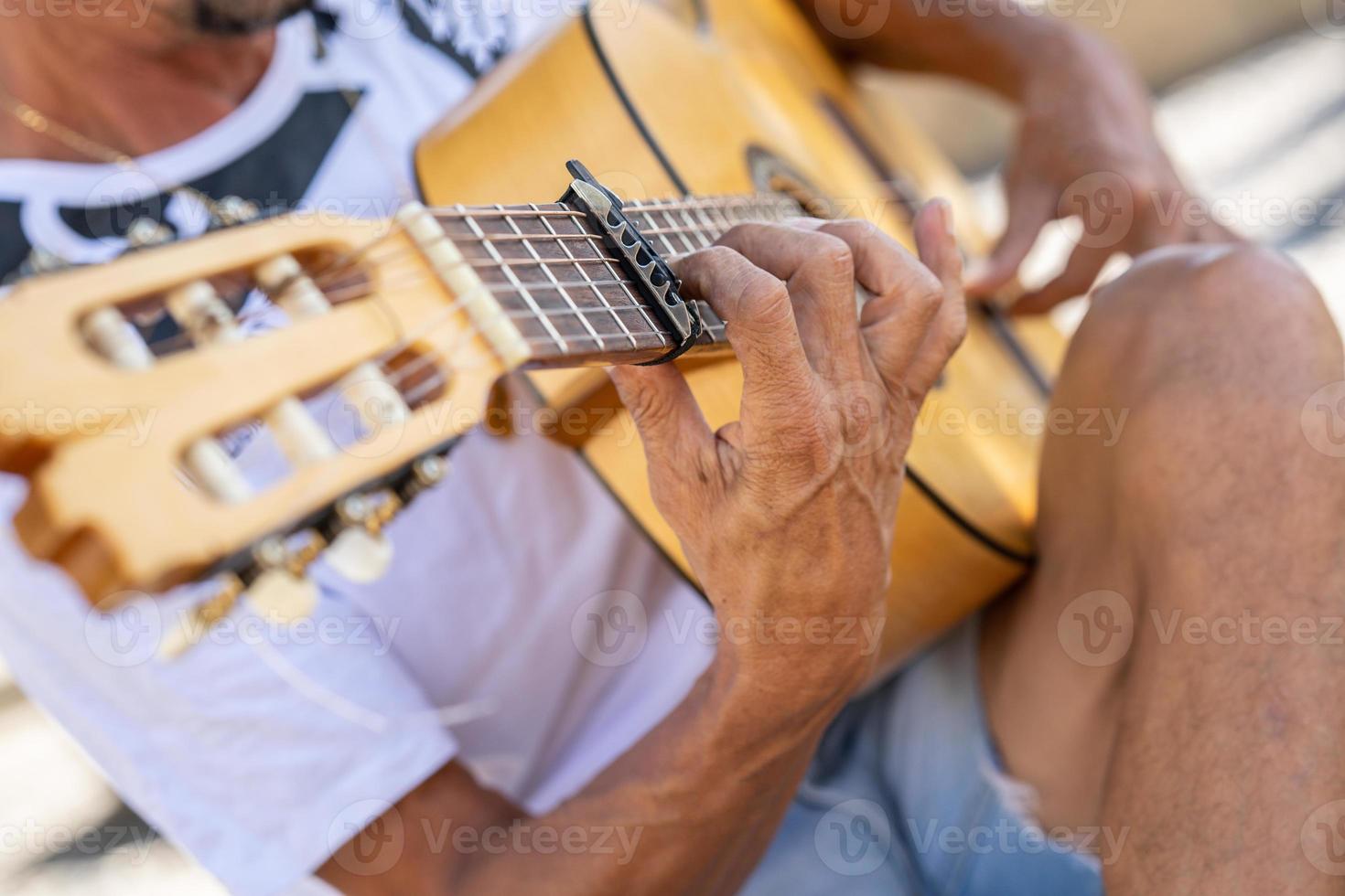 músico flamenco tocando la guitarra española en granada.. foto