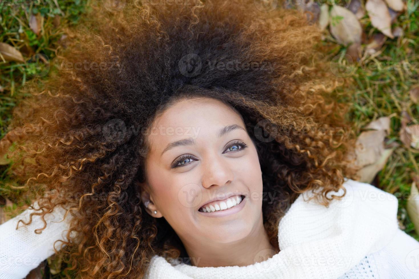 joven afroamericana con peinado afro y ojos verdes foto