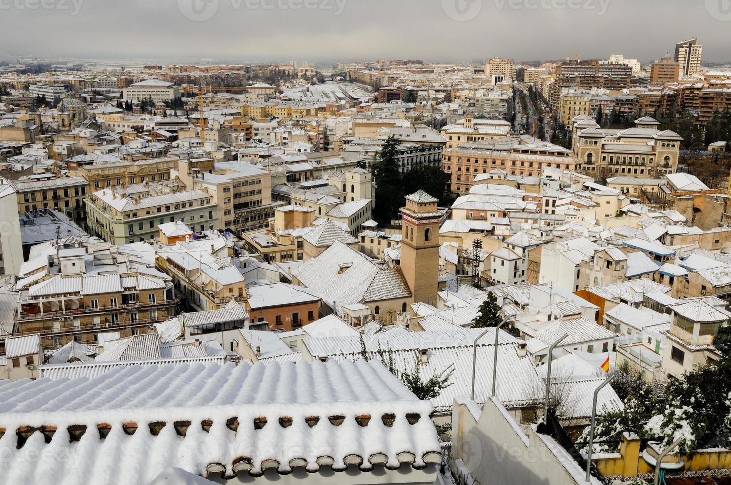 tormenta de nieve con aguanieve en las aceras. granada foto