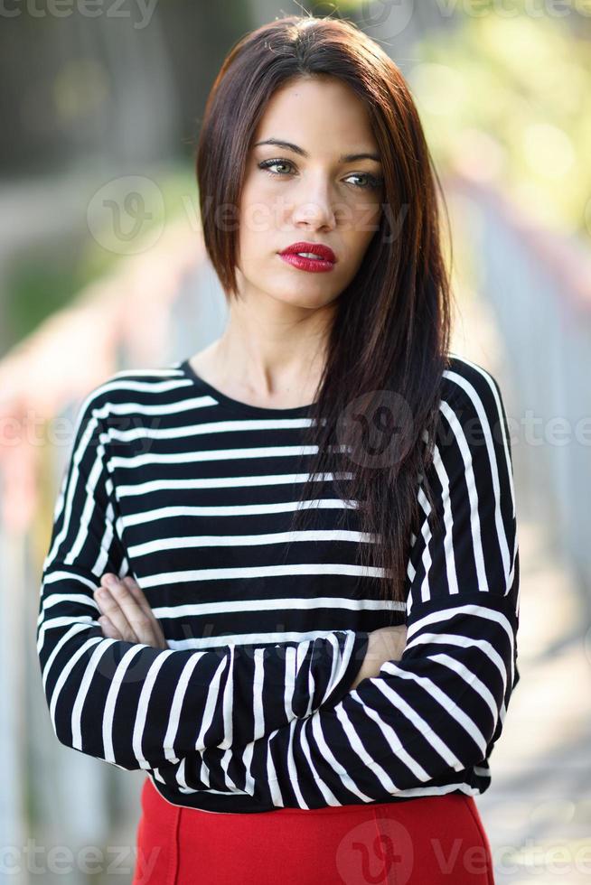 mujer joven con ojos verdes vistiendo ropa joven foto