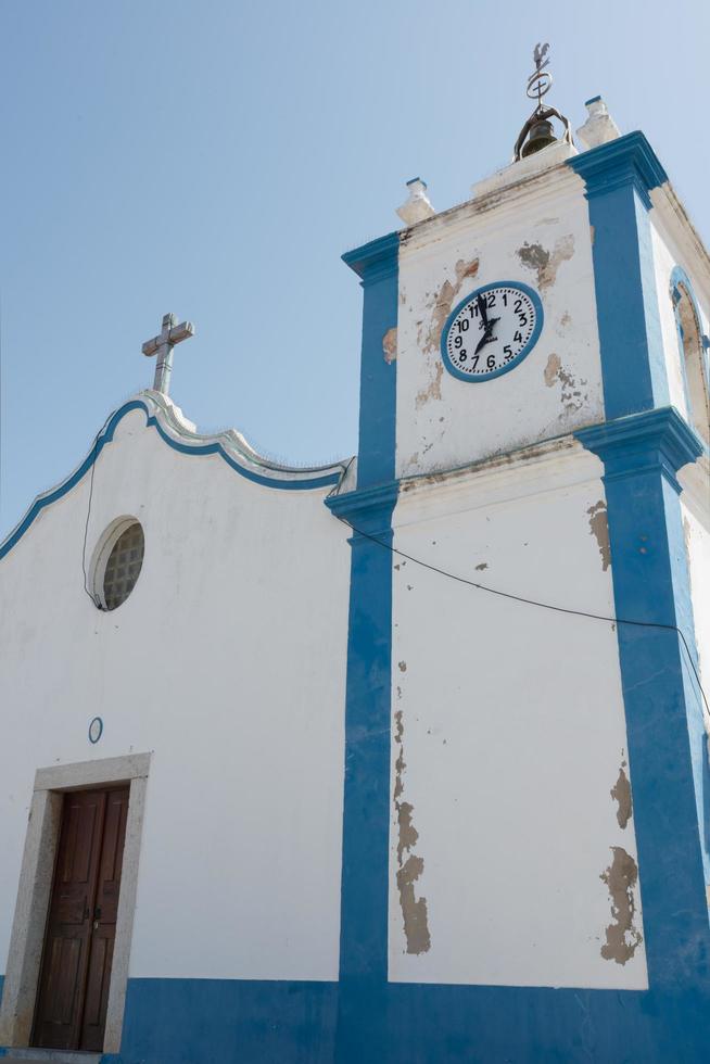 iglesia católica tradicional en alentejo, portugal. blanco y azul. 6520367  Foto de stock en Vecteezy