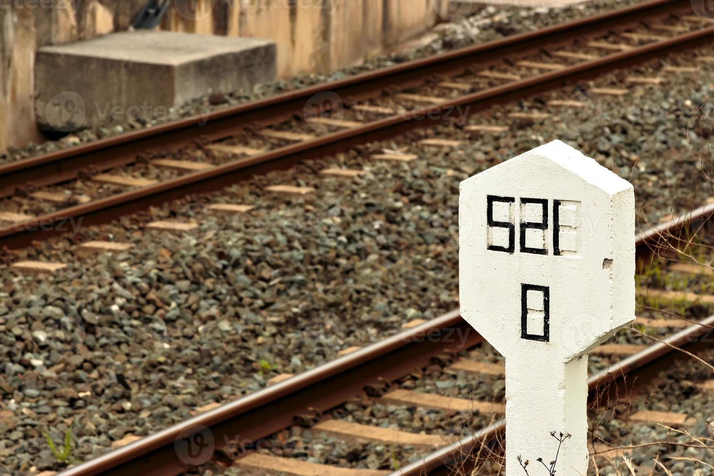 señal de piedra en la vía férrea. imagen horizontal foto