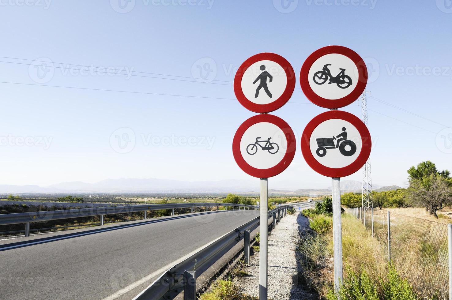 señales de tráfico en una carretera en granada, andalucía, españa. foto