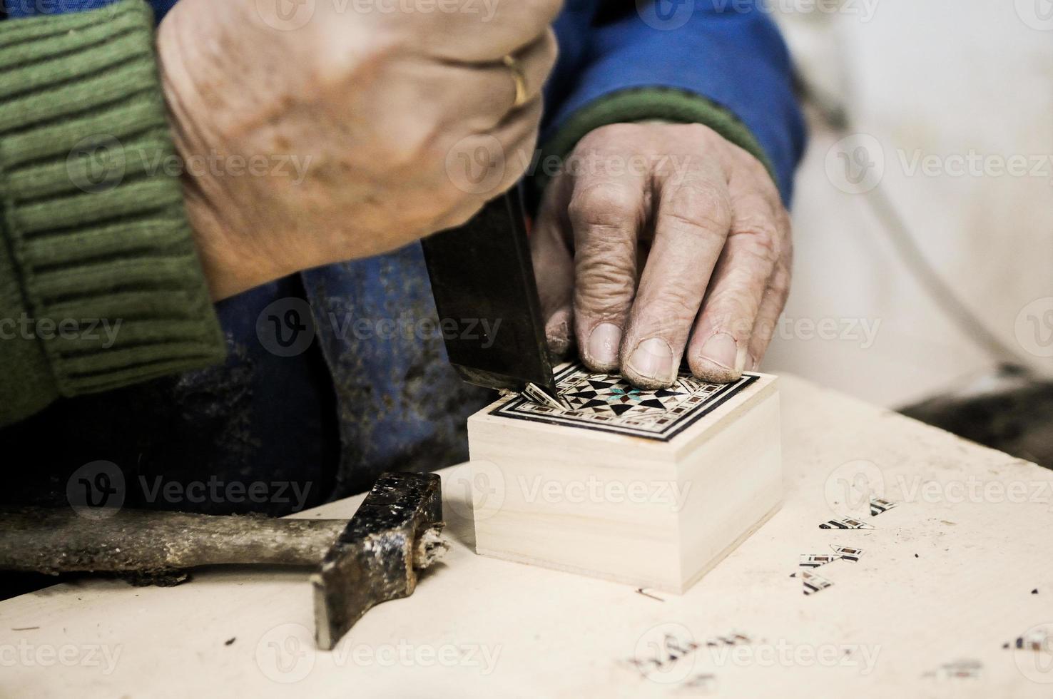 fotografía de primer plano de un artesano de taracea trabajando foto