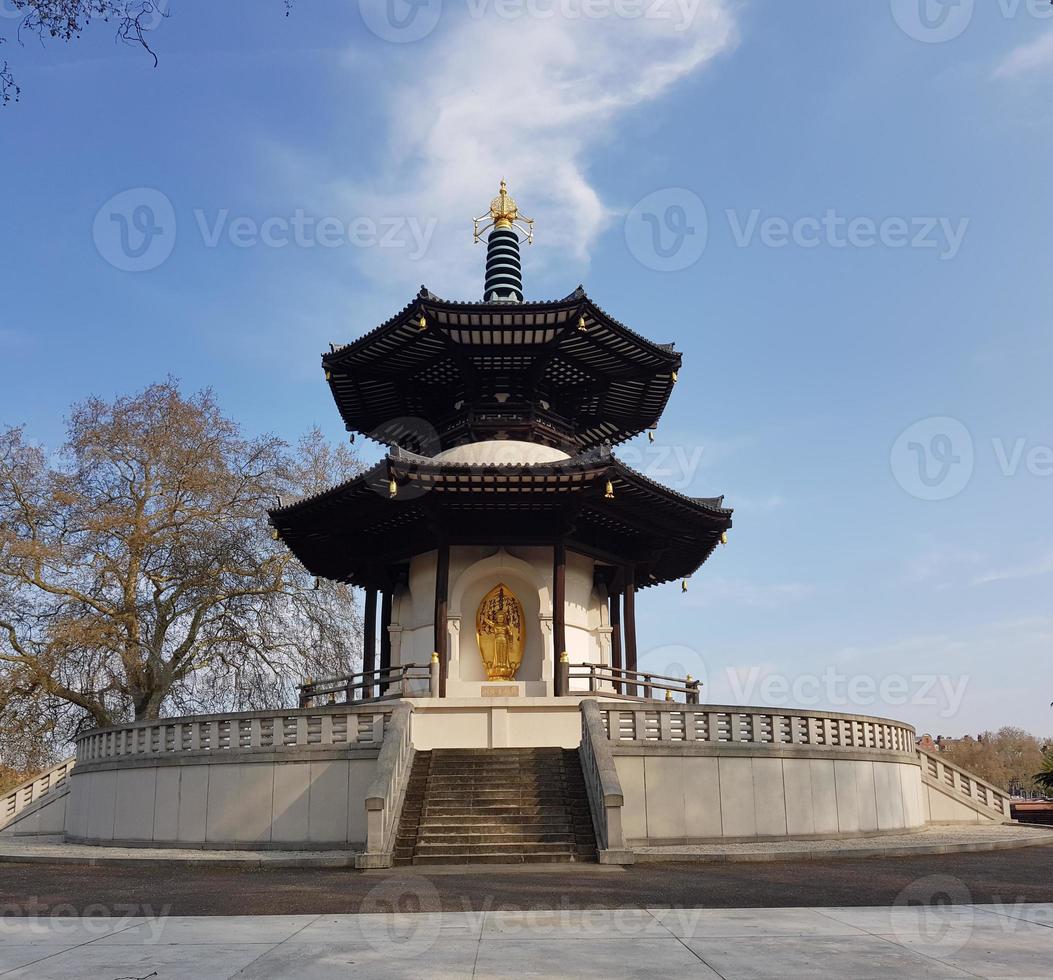 Londres, Reino Unido, 15 de abril de 2019. Templo de la pagoda de la paz en Battersea Park junto al río Támesis, Londres, Reino Unido foto