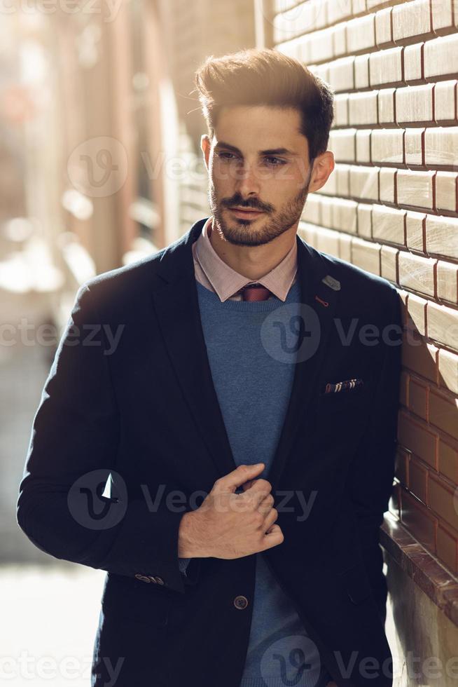 hombre atractivo con traje elegante británico en la calle. peinado moderno.  6520972 Foto de stock en Vecteezy