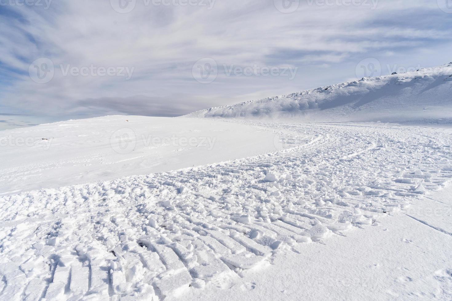 estación de esquí de sierra nevada en invierno, llena de nieve. foto