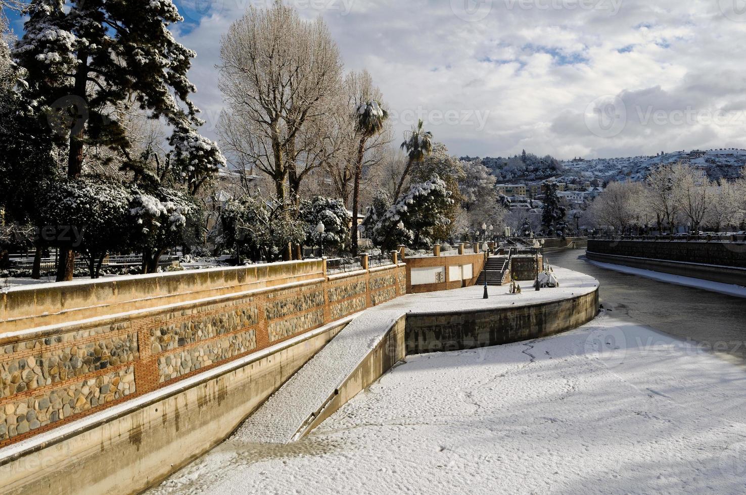 tormenta de nieve con aguanieve en las aceras. granada foto