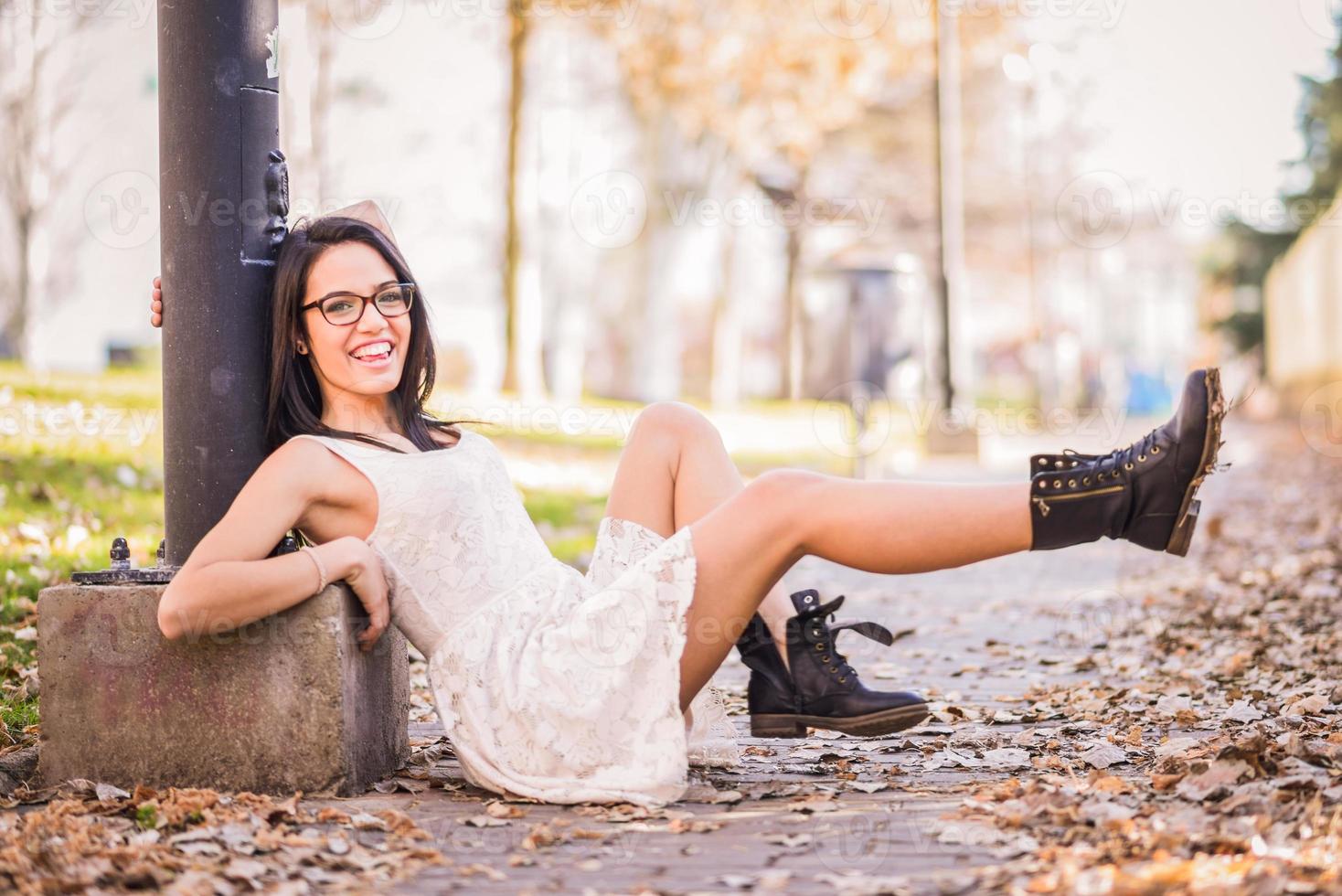 chica feliz modelo de moda con tacones altos sentada en el suelo foto