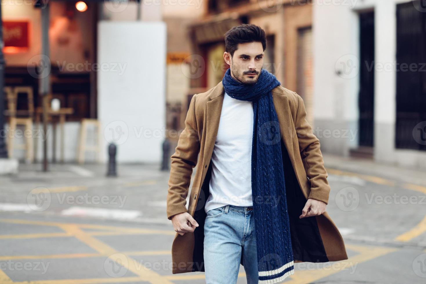 joven vistiendo ropa de invierno en la calle. foto