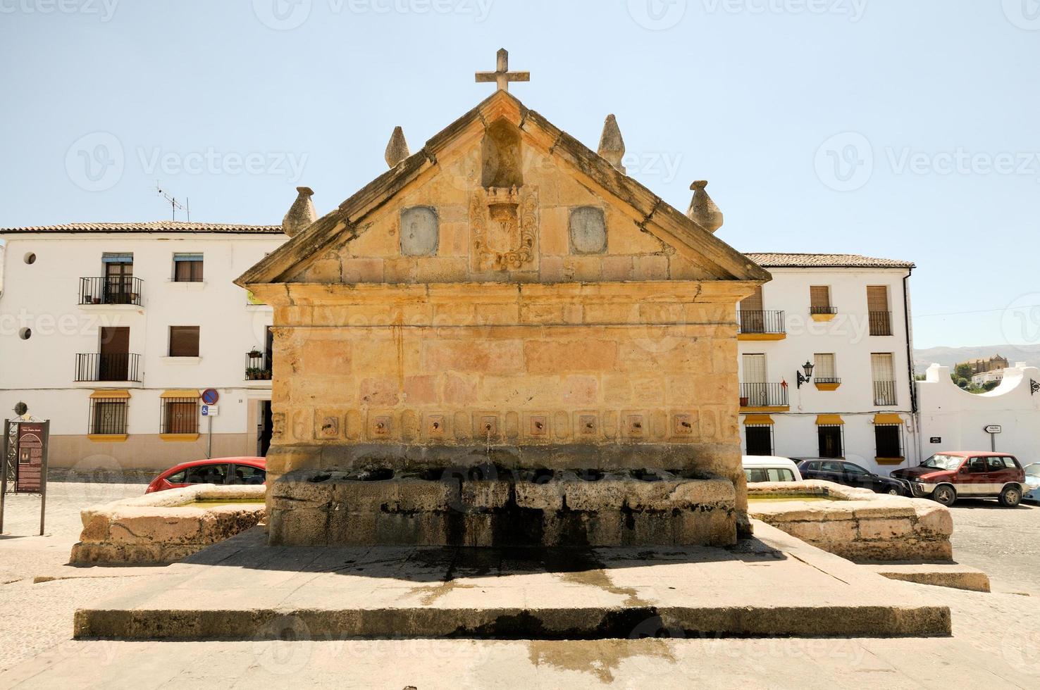 fuente ocho ca os en ronda, uno de los famosos pueblos blancos de m laga, andalucía, españa foto