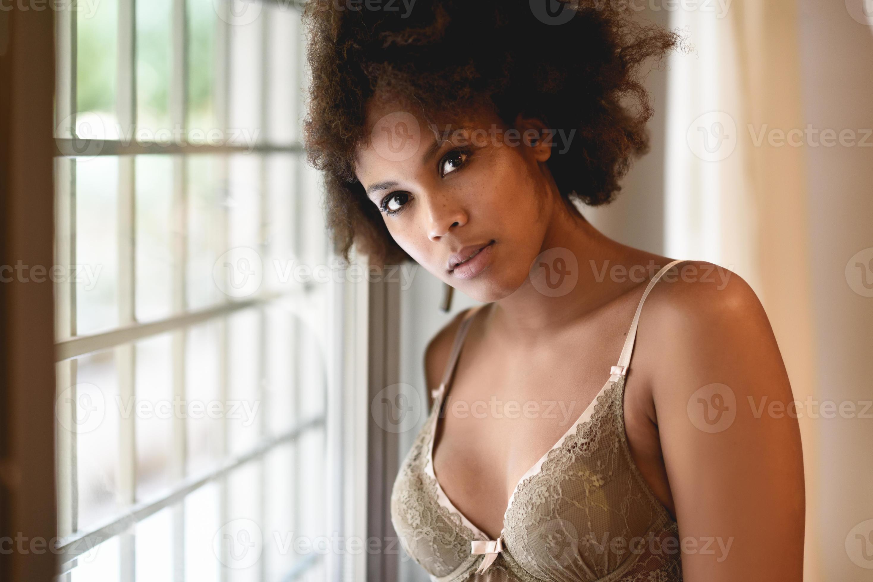 mujer negra en topless con peinado afro sentada en un sofá 6521388 Foto de  stock en Vecteezy