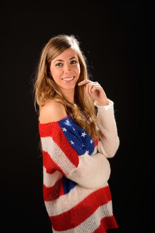 hermosa chica rubia usando un suéter con la bandera de estados unidos foto