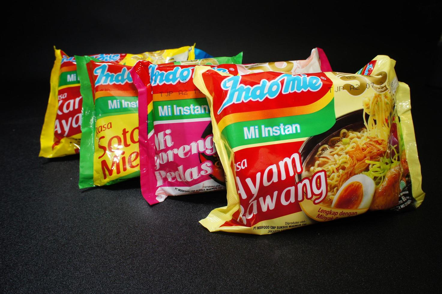 tangerang, indonesia 5 de marzo de 2022 indomie, fideos instantáneos fritos, hervidos, picantes, la comida favorita de indonesia, listos para foto