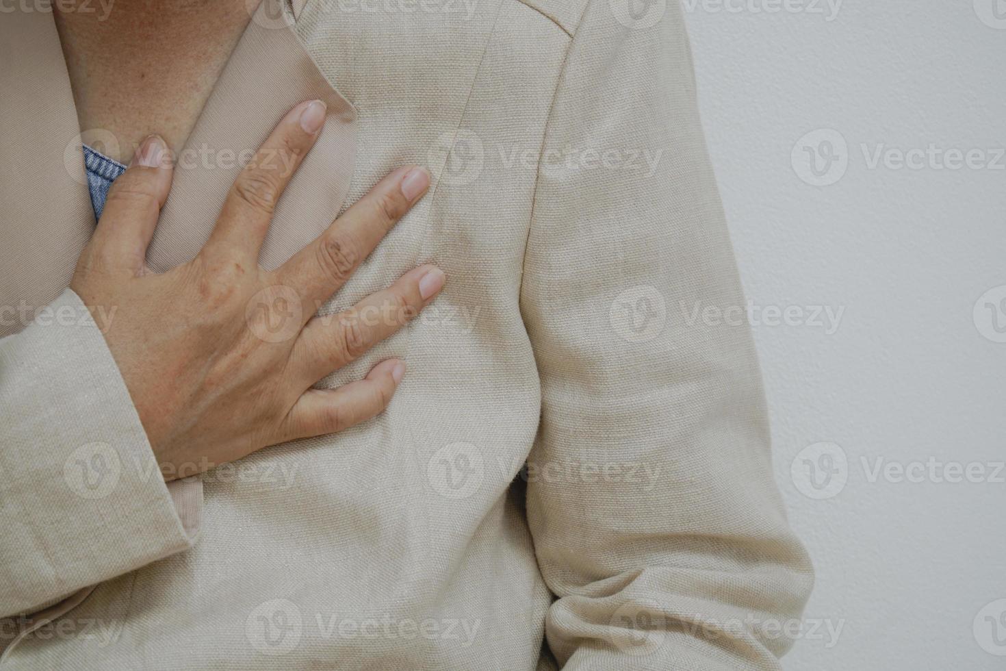 mujer teniendo un ataque al corazón foto