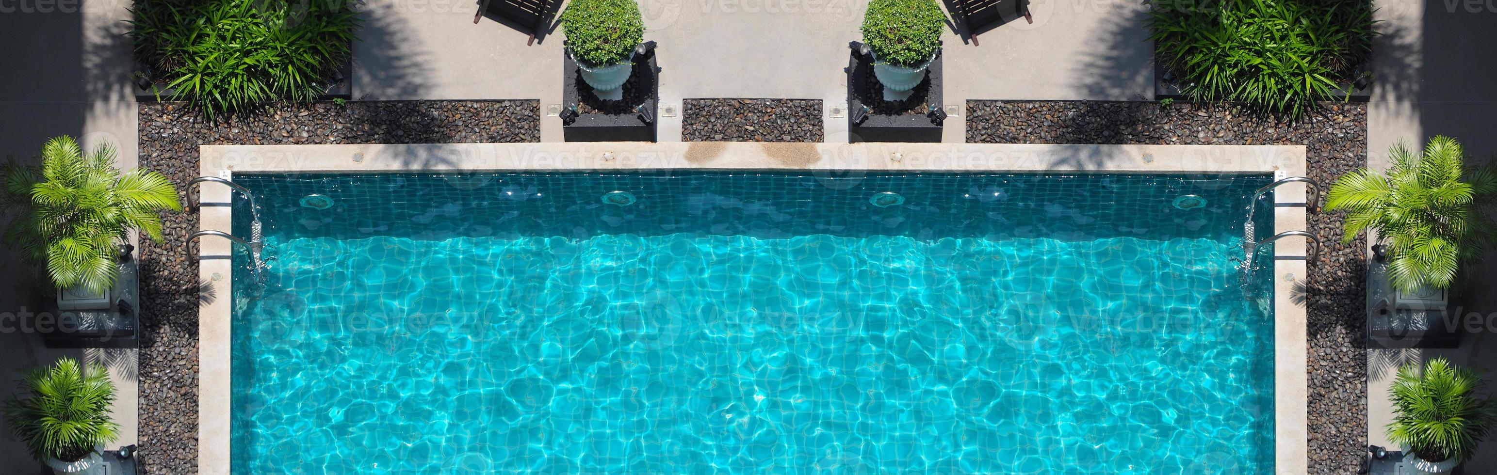 imágenes de vista aérea de la piscina en un día soleado. foto