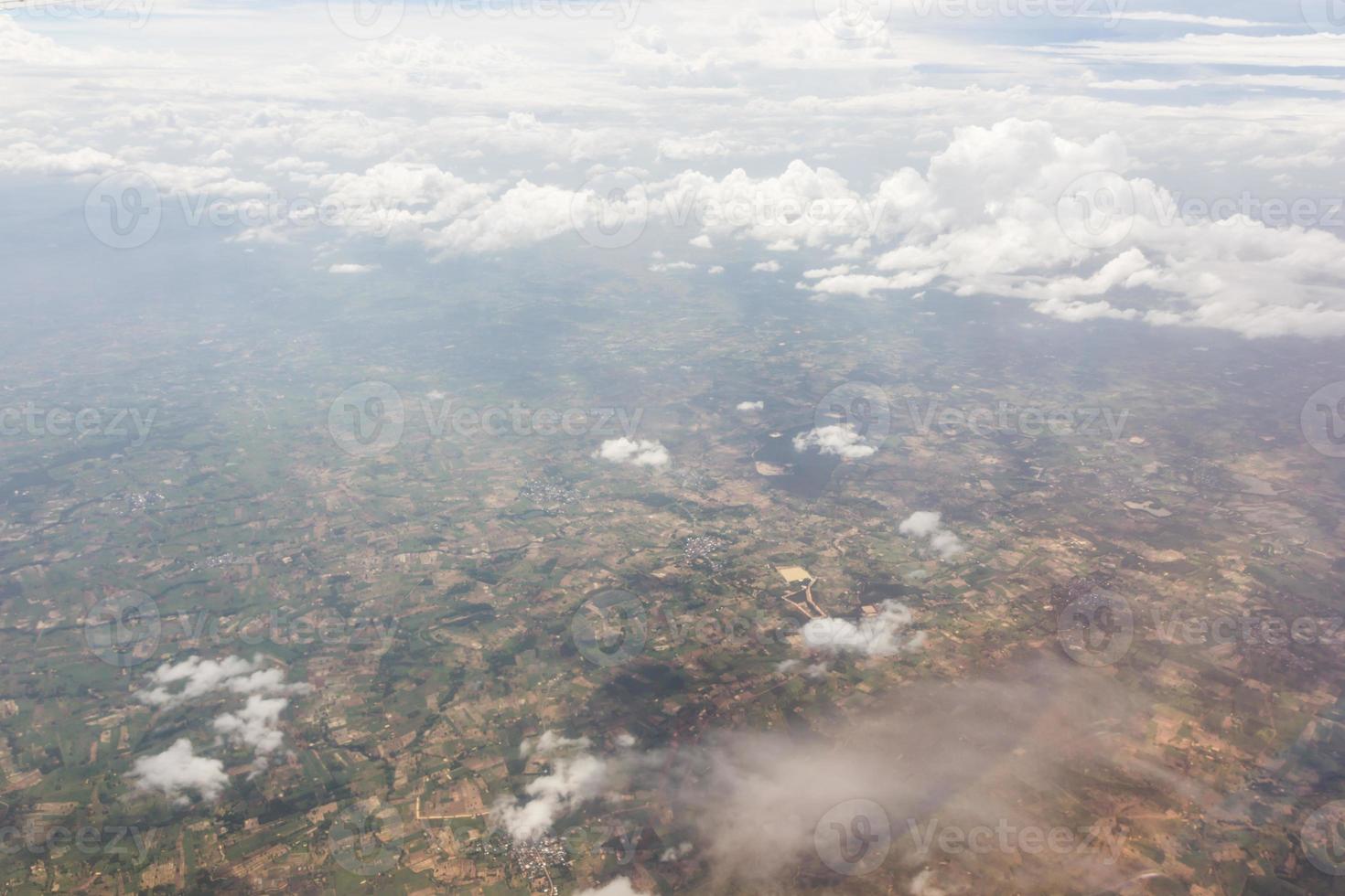 cielo azul con nubes en el avion foto