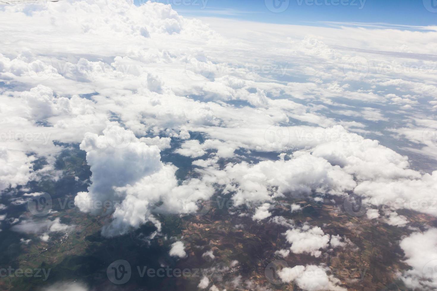 cielo azul con nubes en el avion foto