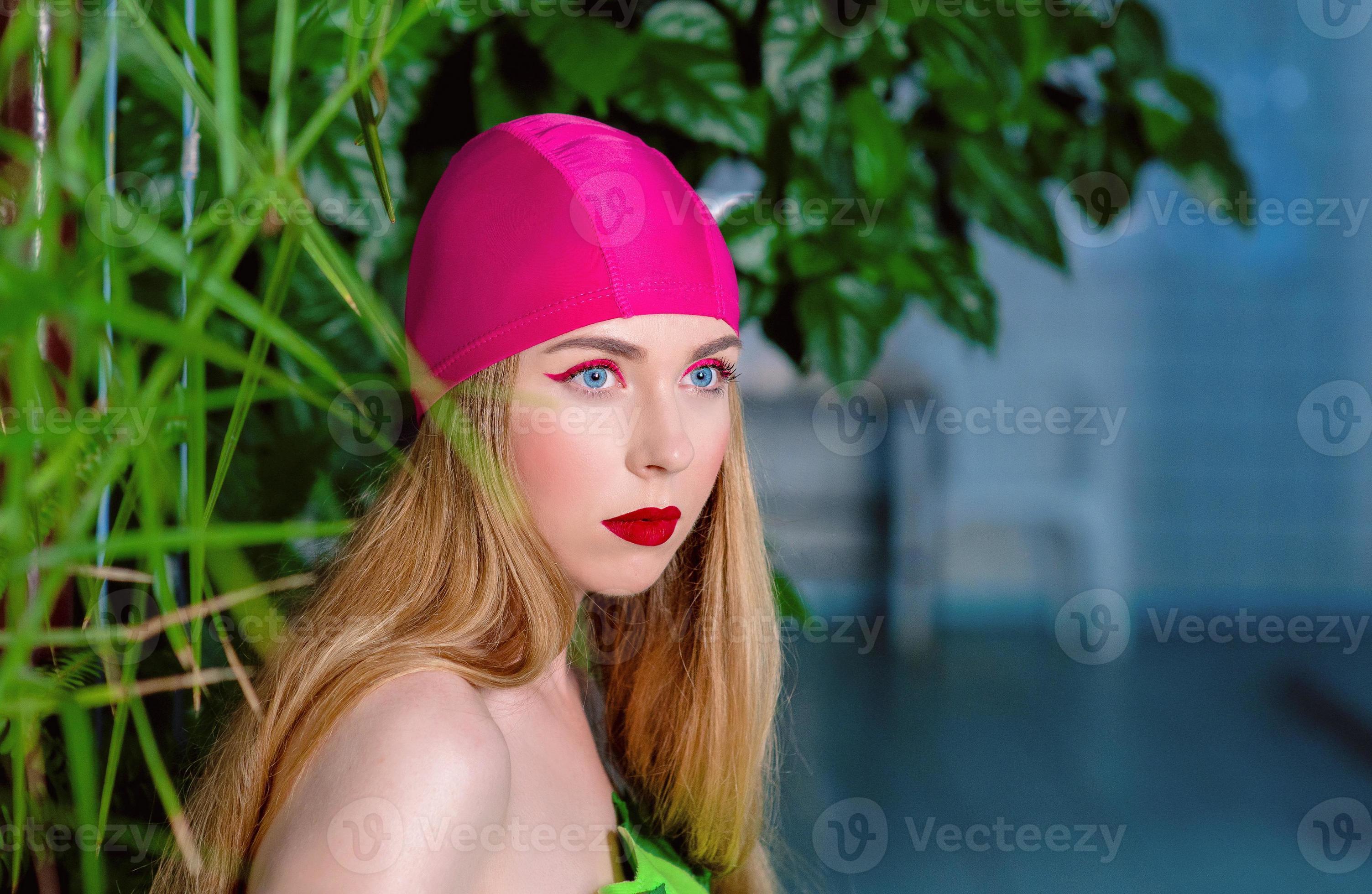 retrato de atlética hermosa mujer rubia atractiva con maquillaje en gorro  de baño y traje en la piscina con flores y plantas verdes 6522731 Foto de  stock en Vecteezy