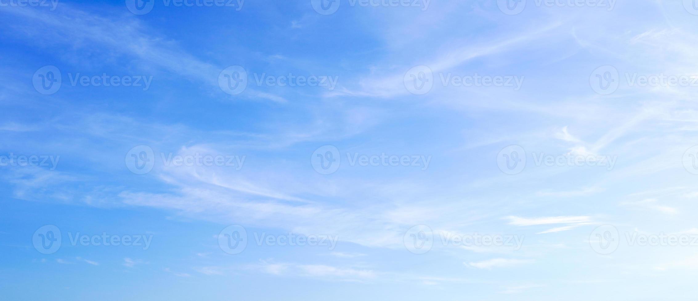 fondo azul cielo. cielo nube clara foto