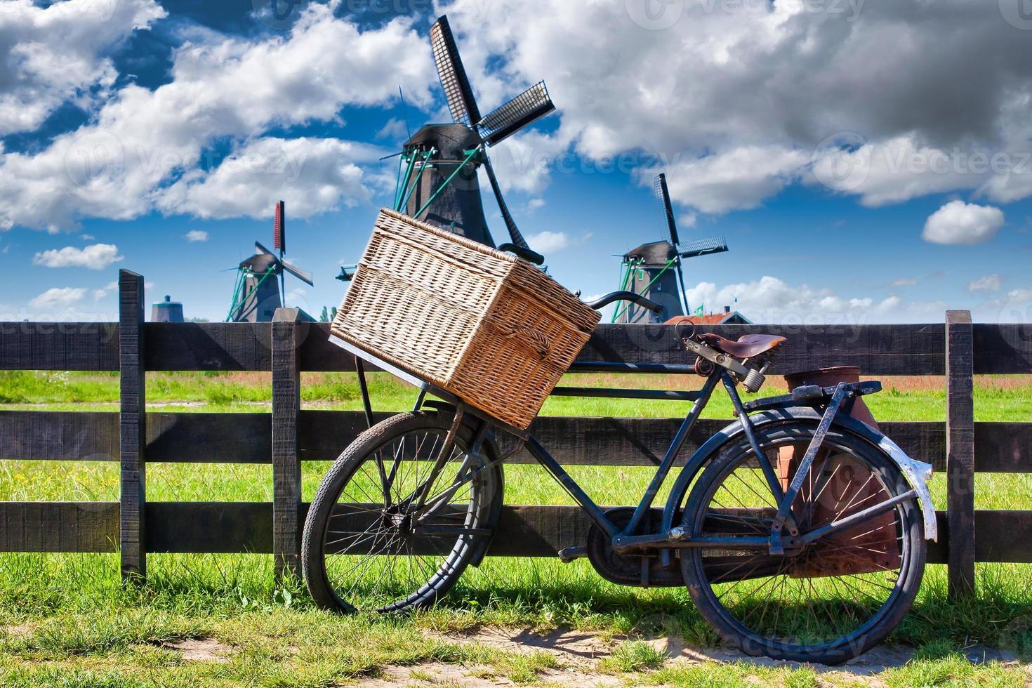 bicicleta con molino de viento y fondo de cielo azul. paisaje de campo escénico cerca de Amsterdam en los Países Bajos. foto