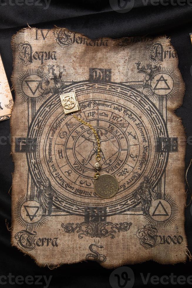 antiguo fondo de brujería esotérica. ocultismo y paganismo antiguo símbolo, con misterioso alfabeto de runas foto