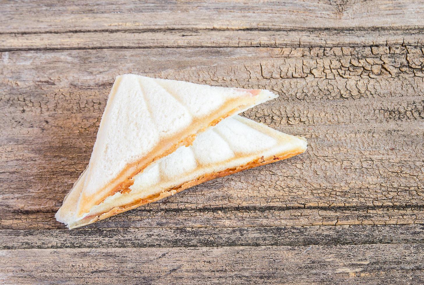 cierra un sándwich fresco y sabroso en una mesa de madera foto