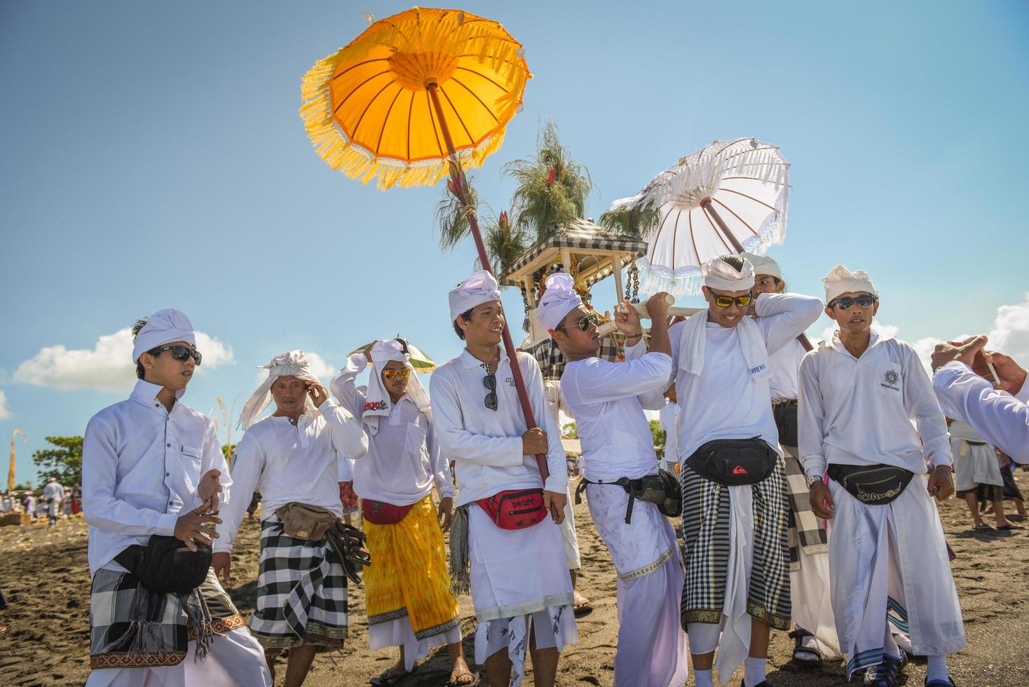 sanur, bali, indonesia, 2015 - melasti es una ceremonia y ritual hindú de purificación balinesa foto