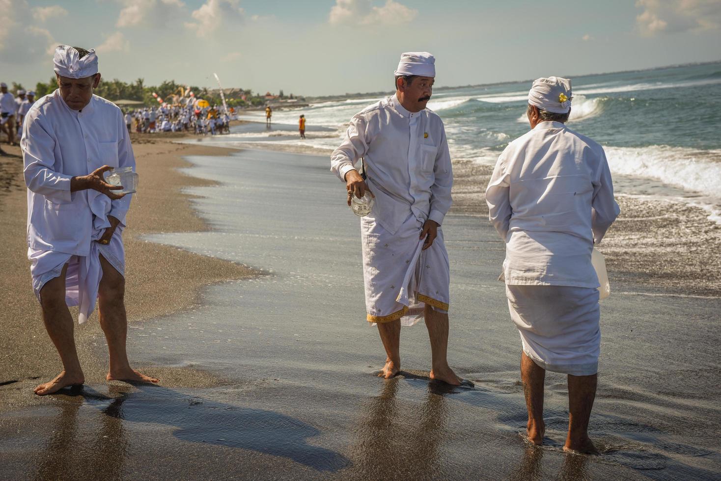 sanur, bali, indonesia, 2015 - melasti es una ceremonia y ritual hindú de purificación balinesa foto