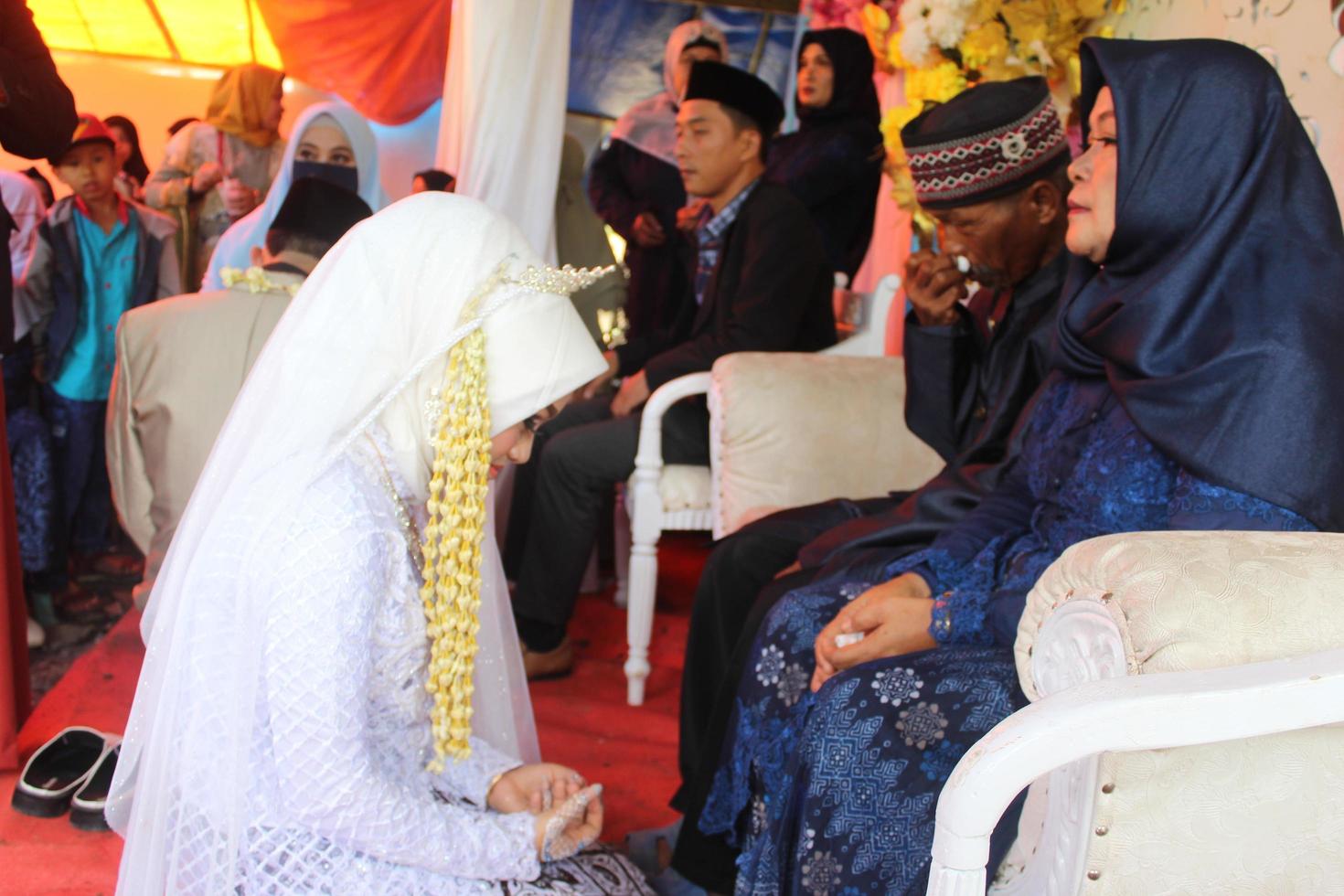 regencia de cianjur, java occidental, indonesia el 12 de junio de 2021, cultura sungkem en bodas. sungkem es la disculpa de un hijo casado a sus padres. foto