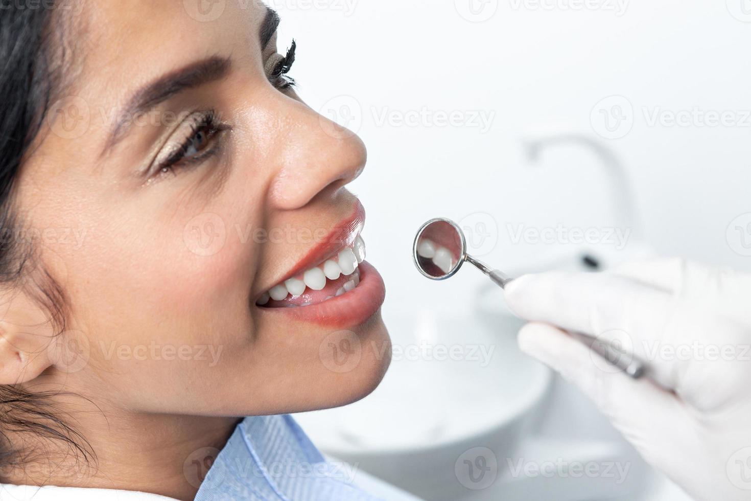 vista de cerca de la cara de un paciente en una clínica dental foto