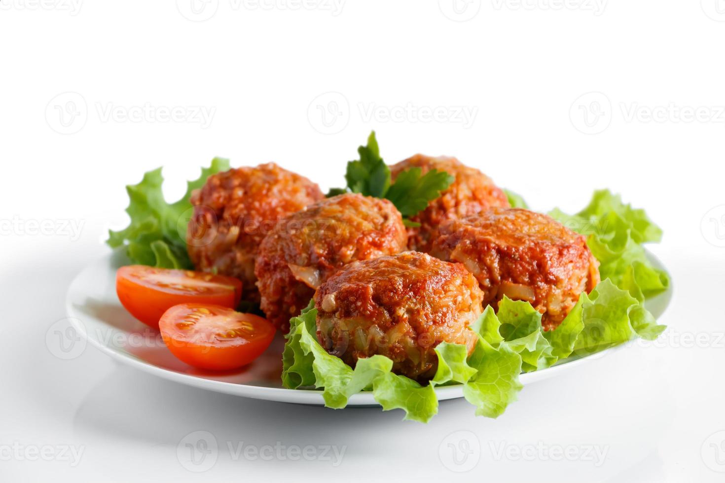 albóndigas en salsa de tomate aisladas en un fondo blanco. foto