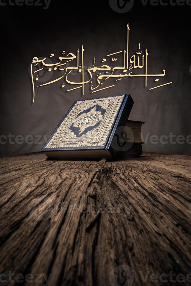 bismillah significa en el nombre del arte árabe de allah con el libro sagrado del corán de los musulmanes artículo público de todos los musulmanes. foto