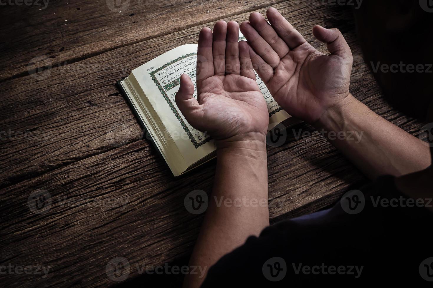 corán libro sagrado de los musulmanes artículo público de todos los musulmanes bodegón foto