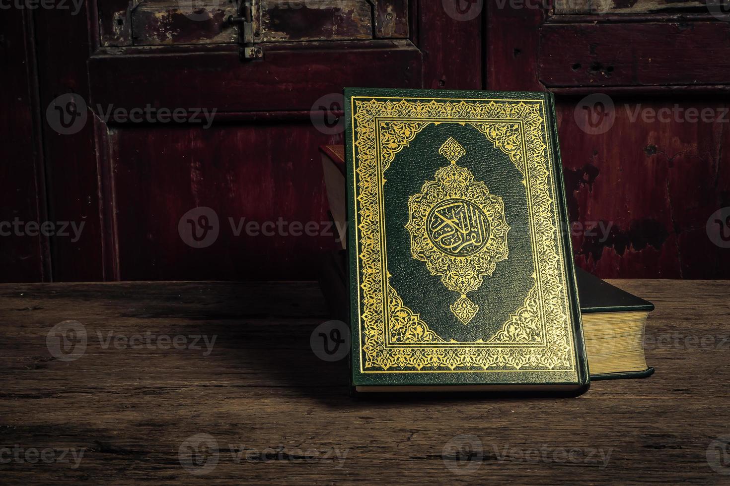 corán libro sagrado de los musulmanes artículo público de todos los musulmanes bodegón foto