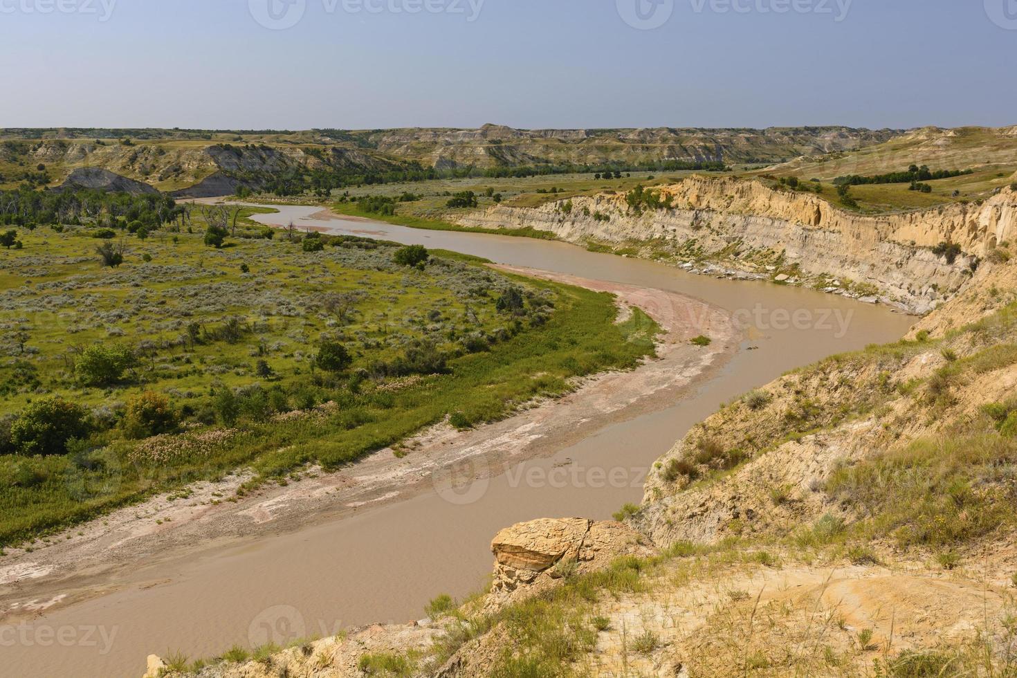 río fangoso en las tierras baldías foto