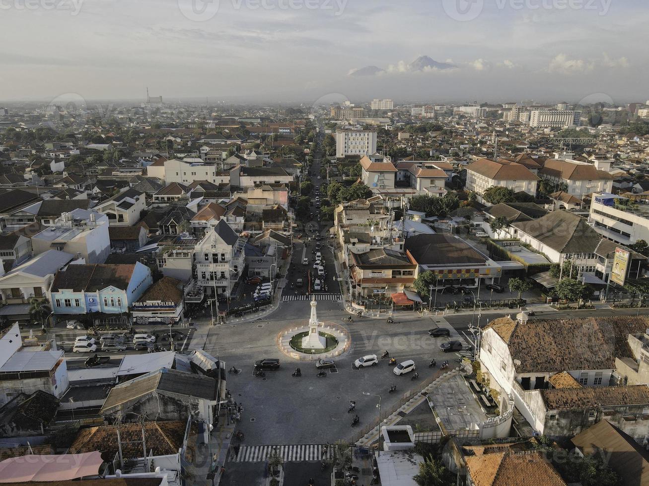 vista aérea del monumento tugu jogja o yogyakarta, indonesia. yogyakarta, indonesia - abril, 2021 foto