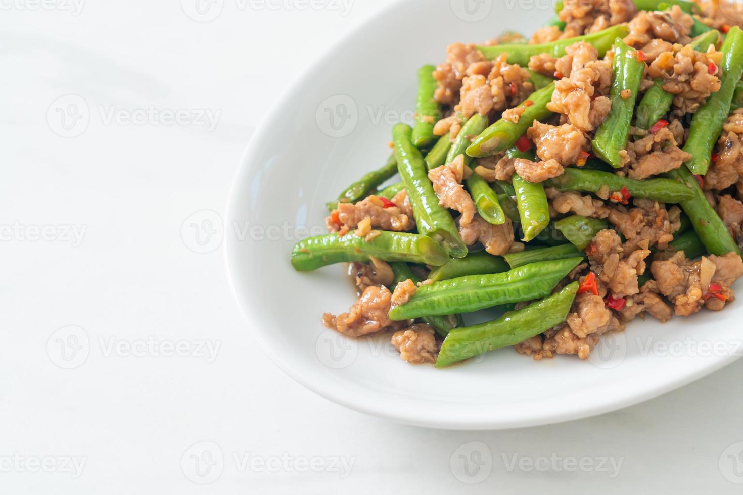 judías verdes o judías verdes salteadas con carne de cerdo picada foto