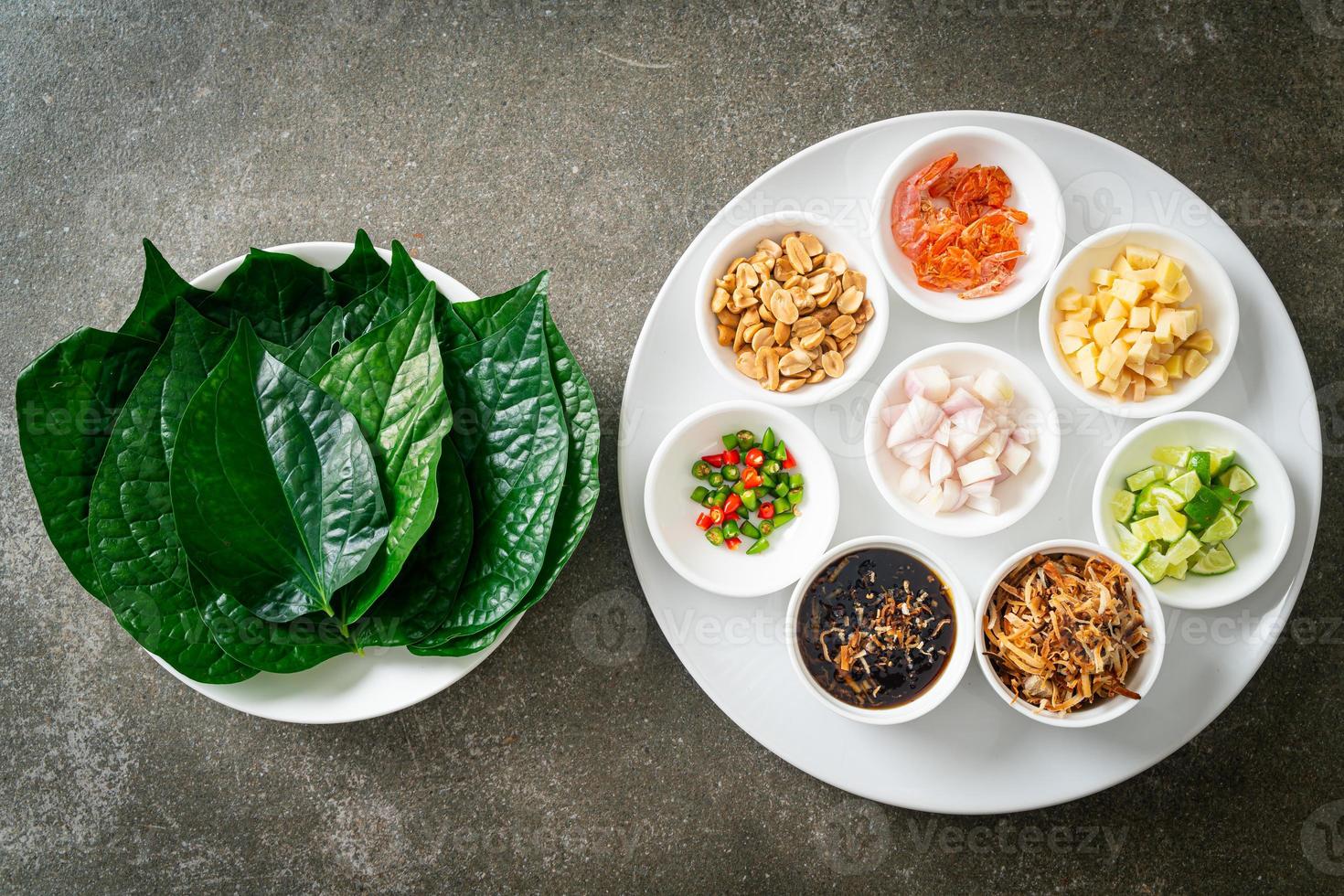 miang kham - un aperitivo de envoltura de hojas reales foto