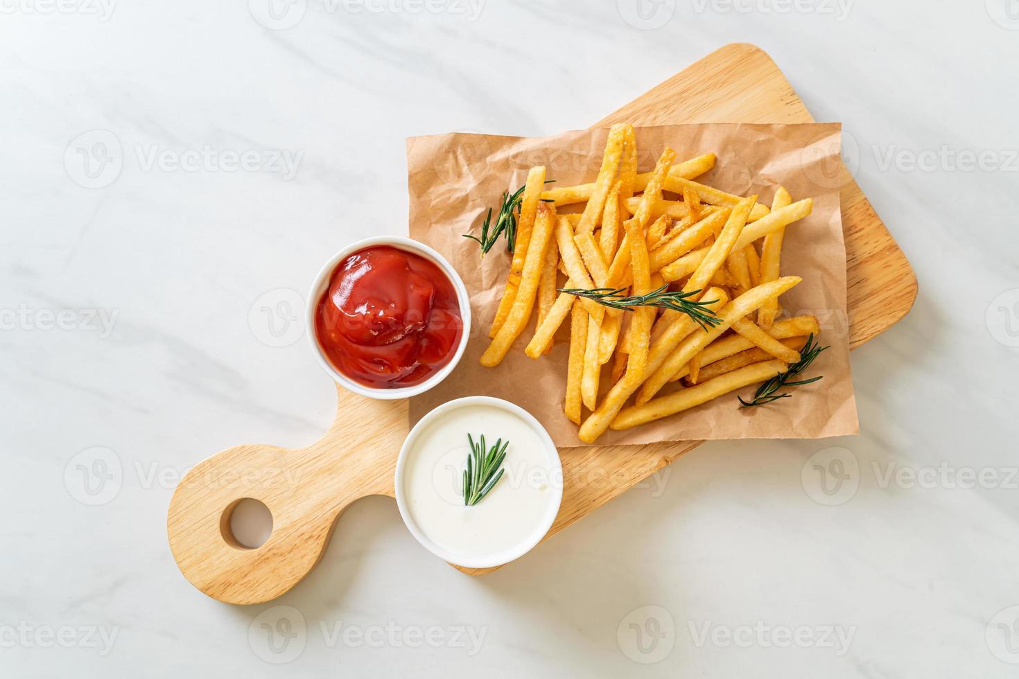 papas fritas con crema agria y salsa de tomate foto